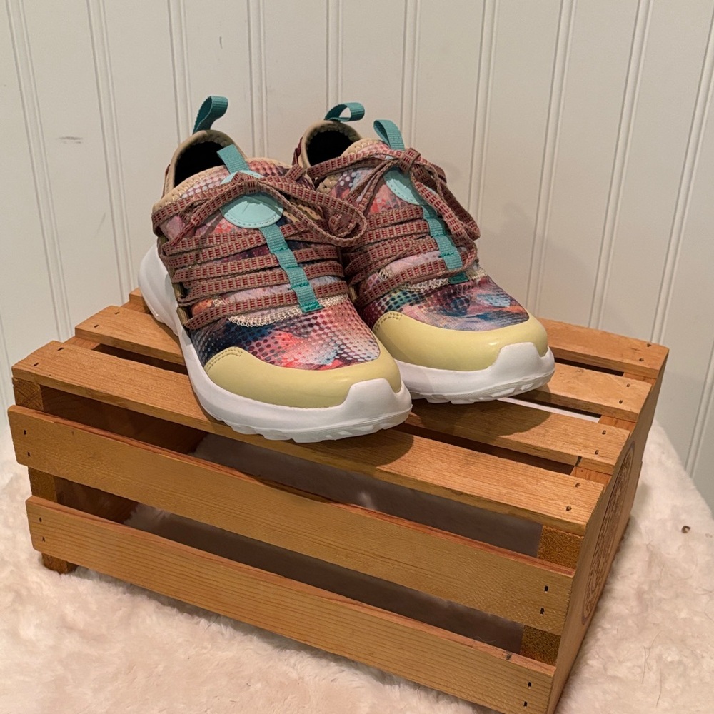 NWOT Inkkas Prism Flex Runner Size 6